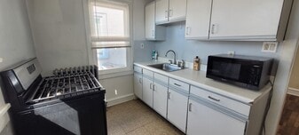 302 Burmont Rd in Drexel Hill, PA - Building Photo