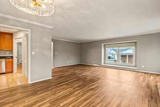 3042 E Newport Ct, Unit Upper in Milwaukee, WI - Building Photo - Building Photo