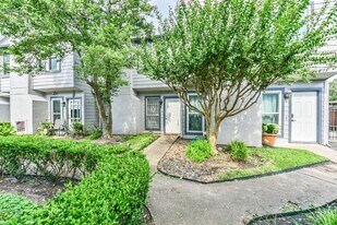 5917 Fairdale Ln in Houston, TX - Building Photo