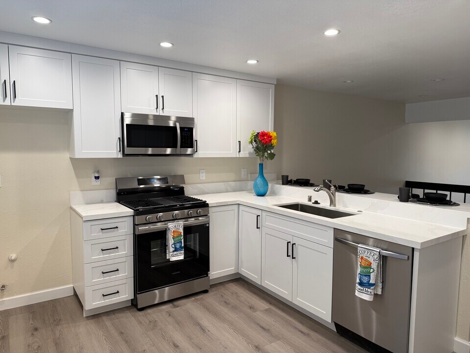 22271 Erwin St in Woodland Hills, CA - Building Photo