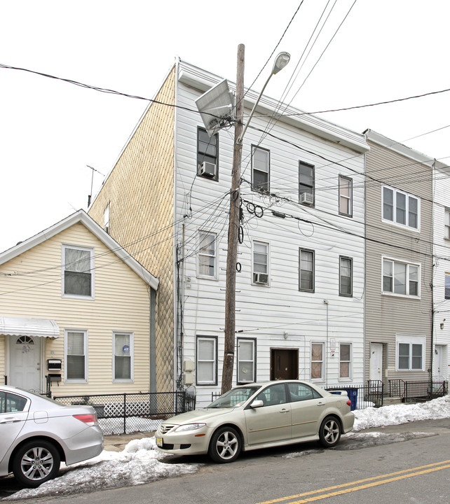 57 Hutton St in Jersey City, NJ - Building Photo