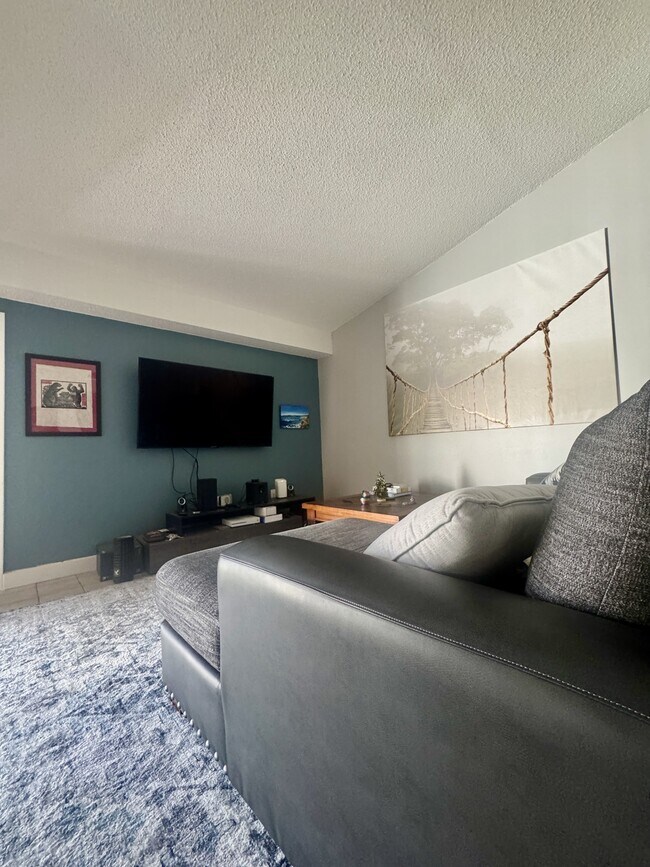 807 NE 214th Ln in Miami, FL - Building Photo - Building Photo