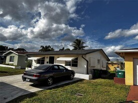 7303 NW 57th Pl in Tamarac, FL - Building Photo