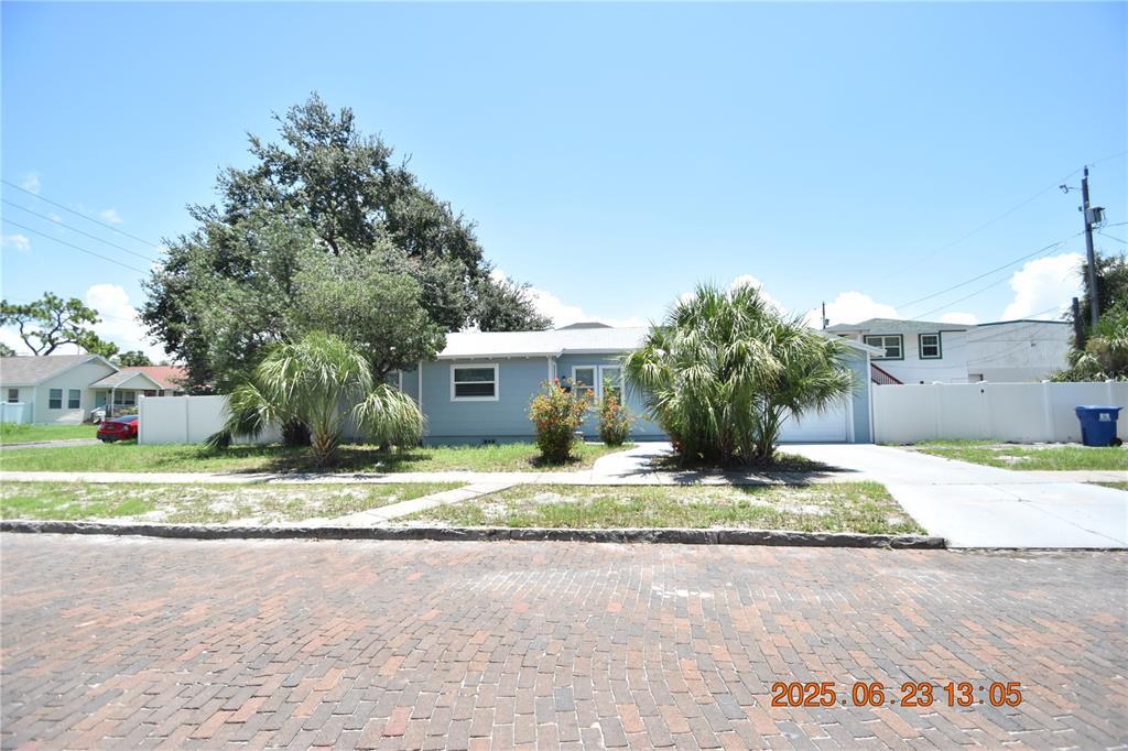 200 24th St S in St. Petersburg, FL - Building Photo