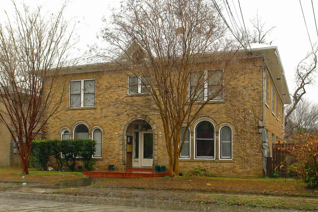 726 W Russell Pl in San Antonio, TX - Building Photo