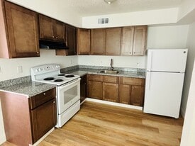 Riverside Apartments of Metairie in Metairie, LA - Building Photo