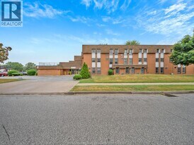 6211 Thornberry Crescent in Windsor, ON - Building Photo