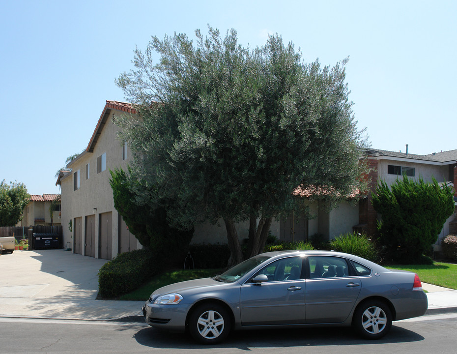 16542 Hillview Cir in Huntington Beach, CA - Building Photo