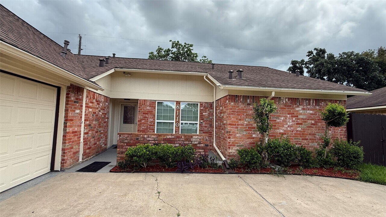 8110 Streamside Dr in Houston, TX - Building Photo