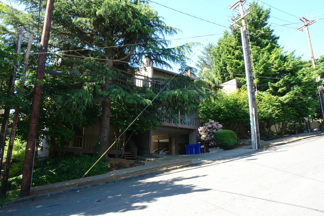 3712 SW Kelly Ave in Portland, OR - Building Photo