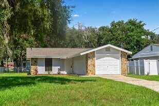 5022 5th St in Zephyrhills, FL - Building Photo