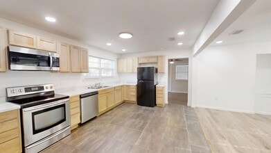 1202 Sunshine Dr in Crestview, FL - Building Photo - Building Photo