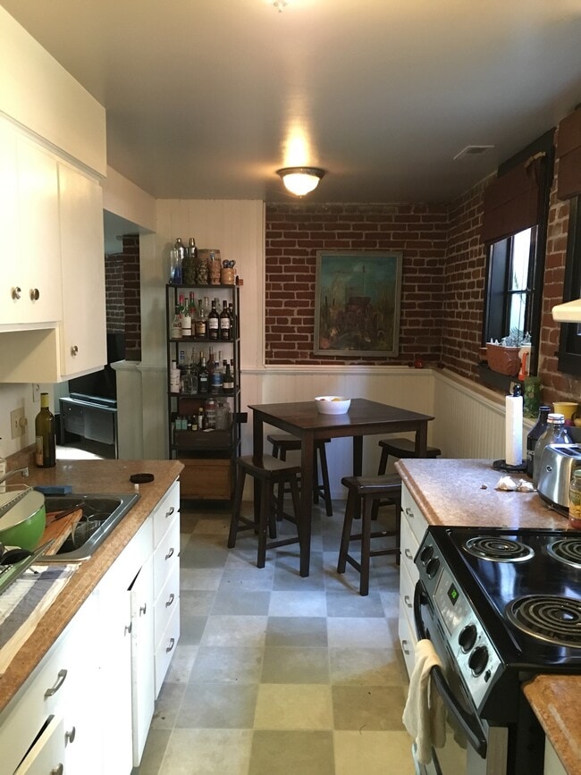 526 NW 18th Ave., Unit Basement in Portland, OR - Foto de edificio - Building Photo