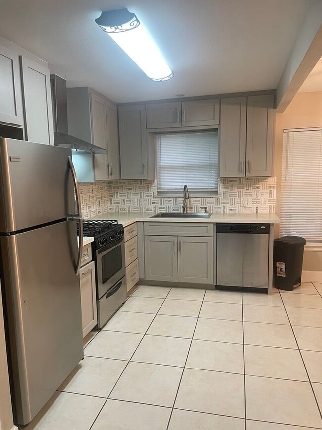 2413 9th Ave N in Texas City, TX - Building Photo - Building Photo