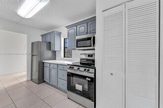 3100 N Pine Island Rd in Sunrise, FL - Building Photo - Building Photo