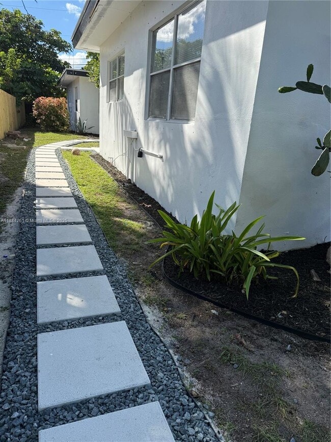 1827 N Dixie Hwy in Fort Lauderdale, FL - Building Photo - Building Photo