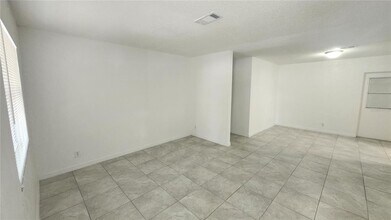 1079 N Gertrude Ct in Daytona Beach, FL - Building Photo - Building Photo