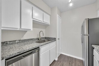 900 Holly Dr in Conroe, TX - Building Photo - Building Photo