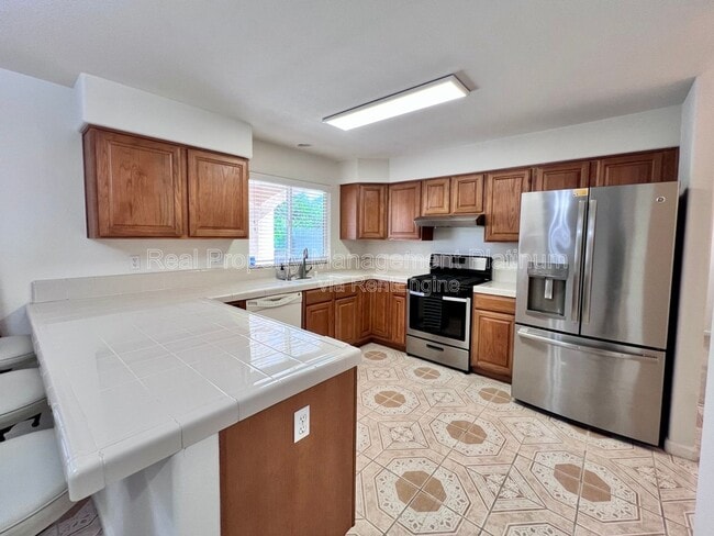 5460 W Ashcroft Ave in Fresno, CA - Building Photo - Building Photo