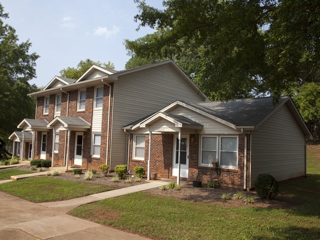 Parkland Apartments in Eden, NC - Building Photo - Building Photo