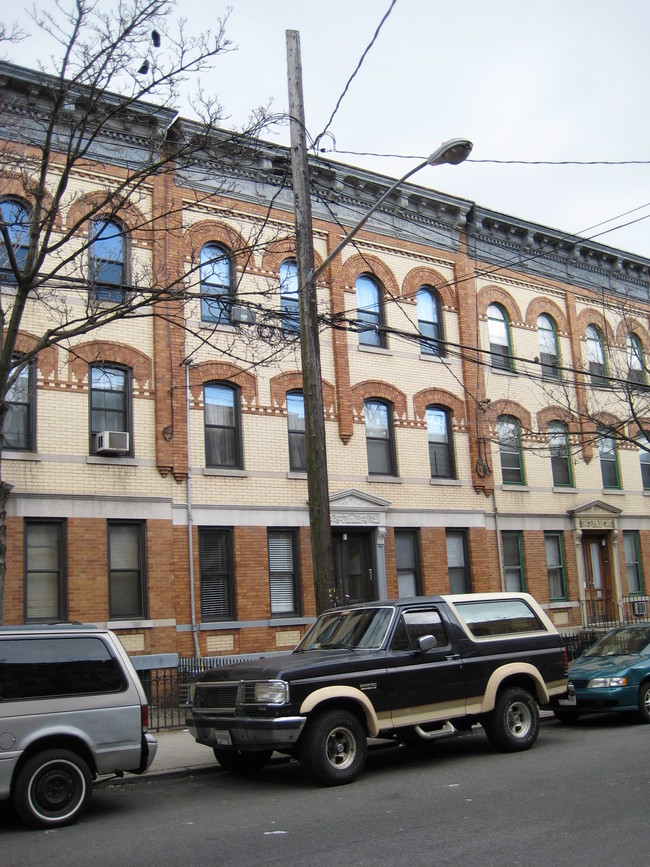 18-88 Cornelia St in Ridgewood, NY - Foto de edificio - Building Photo