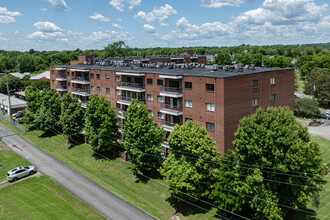 Hickory Bay Condominiums in Hendersonville, TN - Foto de edificio - Building Photo