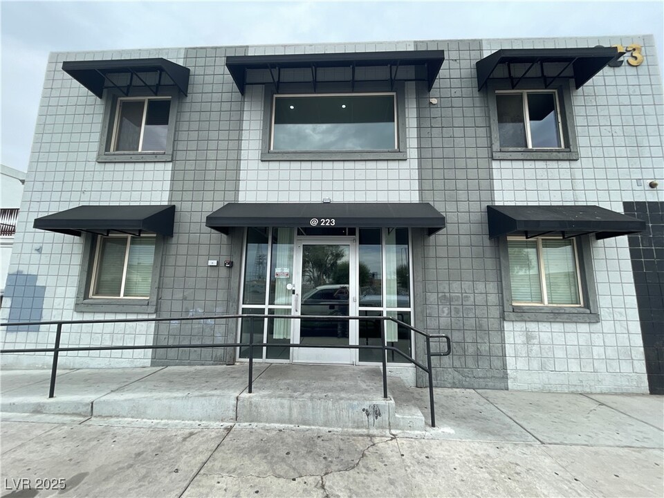 223 N 9th St in Las Vegas, NV - Building Photo