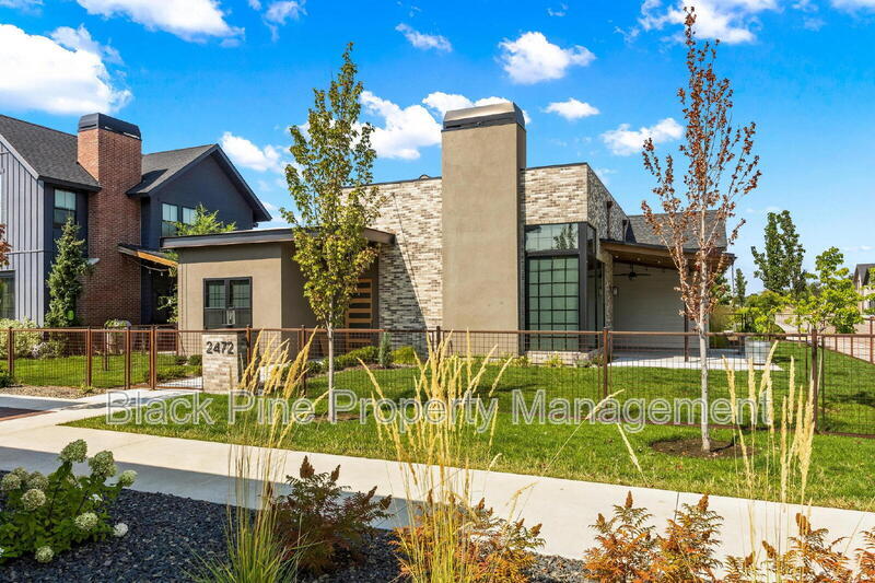 2472 W Rustic Frg St in Eagle, ID - Building Photo