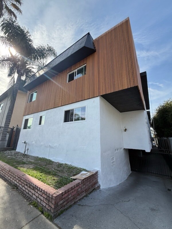 111 N Normandie Ave in Los Angeles, CA - Foto de edificio - Building Photo