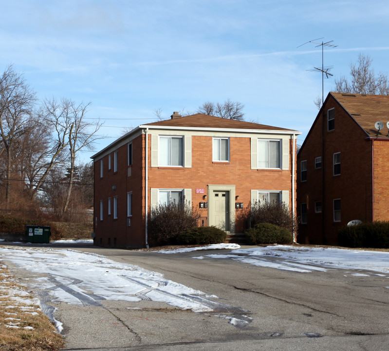 1390 N Cove Blvd in Toledo, OH - Building Photo