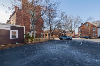 98 Middle St in Manchester, NH - Foto de edificio - Building Photo