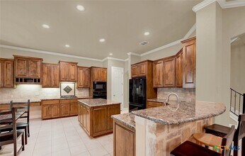 8815 Cherokee Path in Garden Ridge, TX - Foto de edificio - Building Photo
