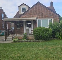 19684 Roscommon St in Harper Woods, MI - Building Photo