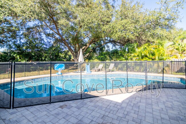 915 Woodleaf Way in Tampa, FL - Building Photo - Building Photo