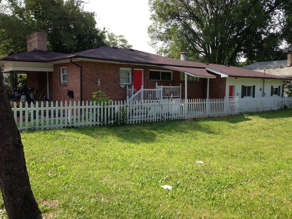 5002 E Washington St in Indianapolis, IN - Foto de edificio