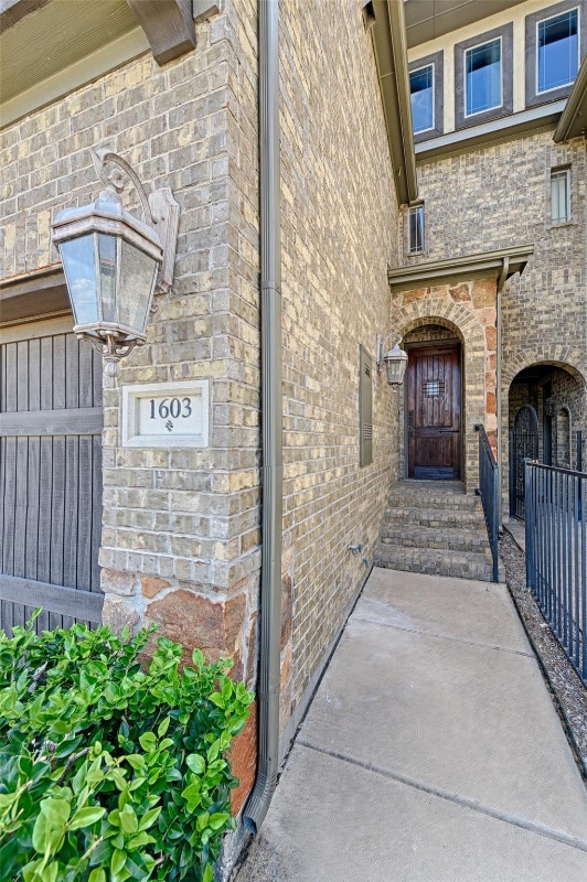 1605 Brook Glen Dr in Euless, TX - Building Photo - Building Photo