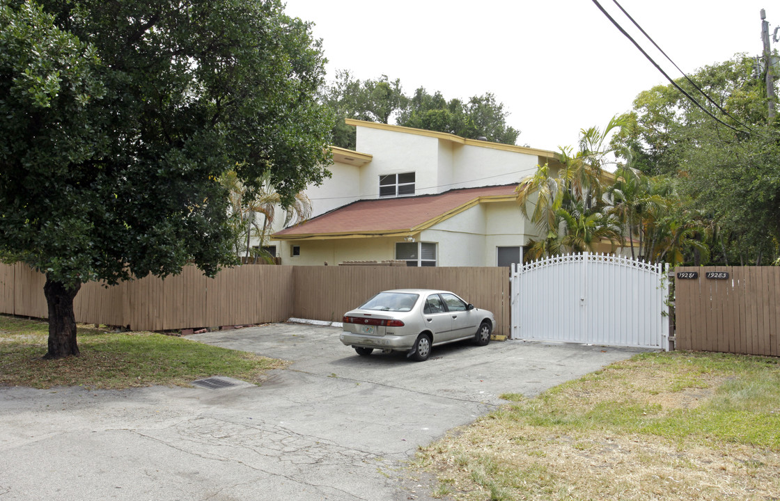 2500-2502 NE 193rd St in Miami, FL - Building Photo