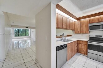 1502 Whitehall Dr, Unit 303 in Davie, FL - Building Photo - Building Photo