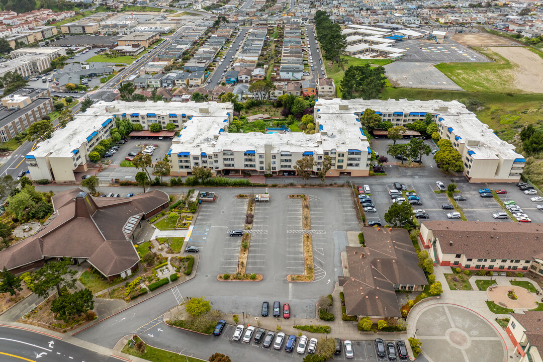 Serra Heights Condominiums in Daly City, CA - Building Photo