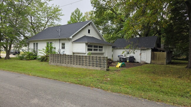 1404 N Walnut St in Olney, IL - Building Photo - Building Photo