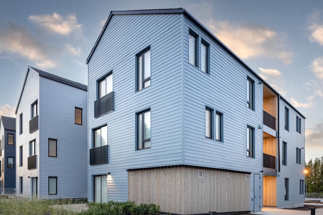 Dekum Court in Portland, OR - Building Photo