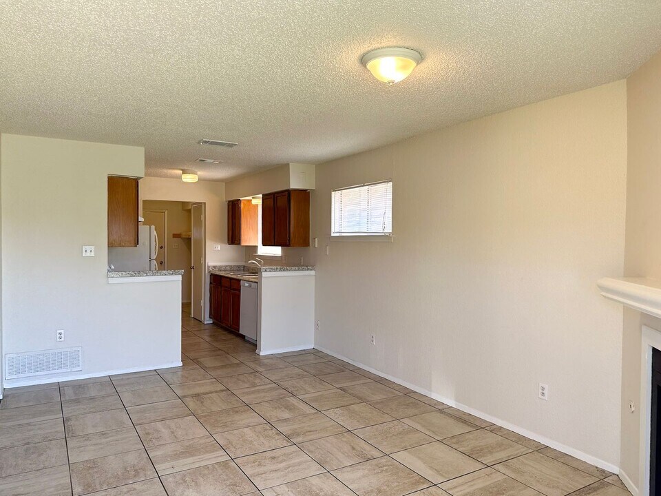 202 Renee Dr-Unit -200 in Irving, TX - Building Photo