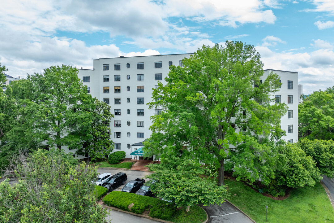 Royal Oaks Tower in Nashville, TN - Foto de edificio