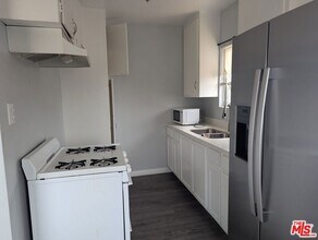 901 W 64th St, Unit 2 in Los Angeles, CA - Building Photo - Building Photo