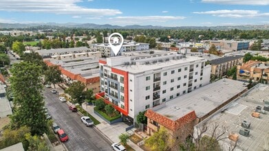 The Jordan Heights in Canoga Park, CA - Foto de edificio - Building Photo