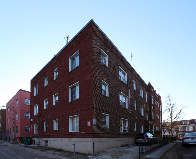 1443 Spring Rd NW in Washington, DC - Foto de edificio - Building Photo