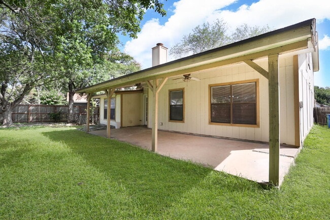 11009 Almond Park in San Antonio, TX - Foto de edificio - Building Photo