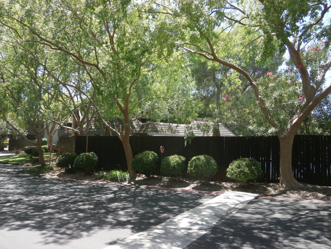 Village Green Apartments in Sacramento, CA - Foto de edificio - Building Photo