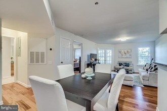 3313 Wyndham Cir, Unit 1219 in Alexandria, VA - Building Photo - Building Photo