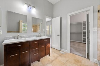 880 Melody Ln in Roswell, GA - Foto de edificio - Building Photo